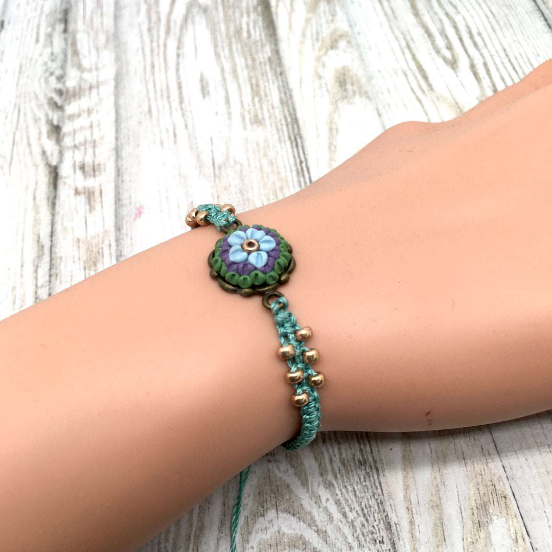 Macrame armband in zeegroen met kleine bloem