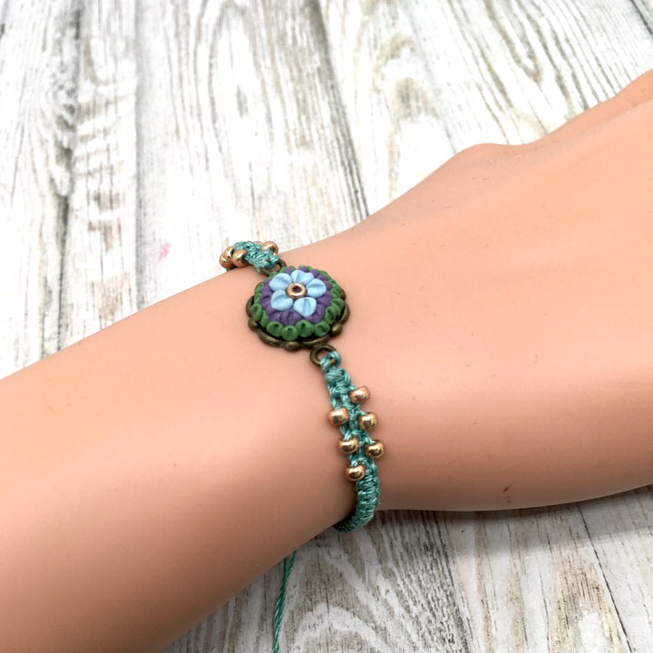 Macrame armband in zeegroen met kleine bloem