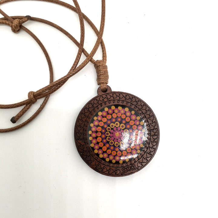 Ketting van leer met houten mandala hanger