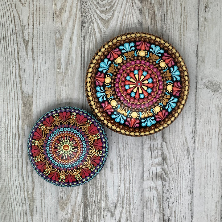 Mandala Steen in roze, paars, blauw en goud