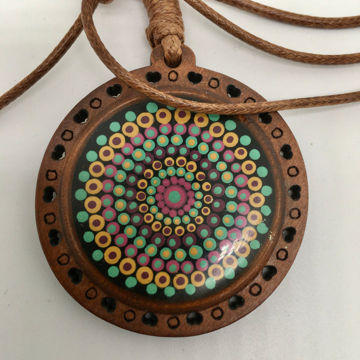 Leren ketting met houten hanger met mandala