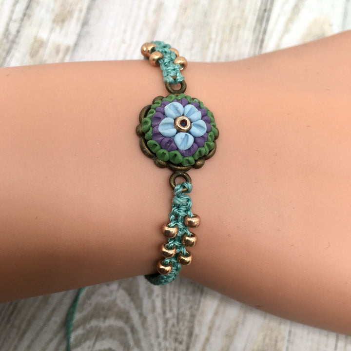 Macrame armband in zeegroen met kleine bloem