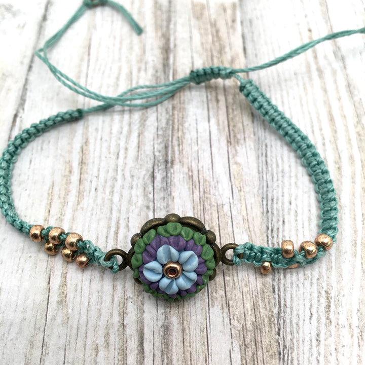 Macrame armband in zeegroen met kleine bloem