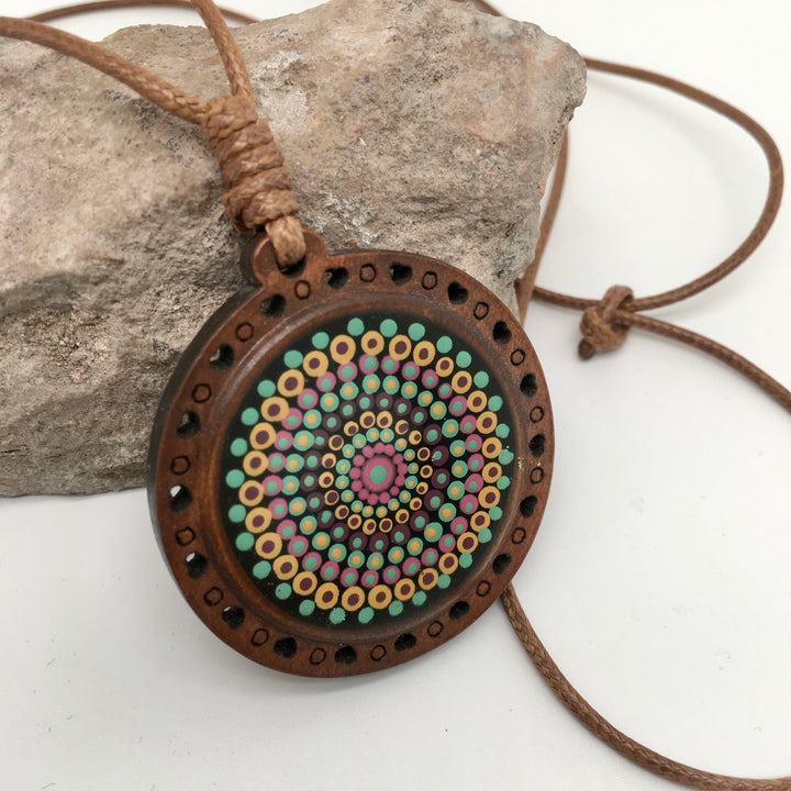 Leren ketting met houten hanger met mandala
