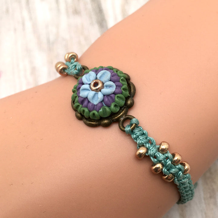 Macrame armband in zeegroen met kleine bloem