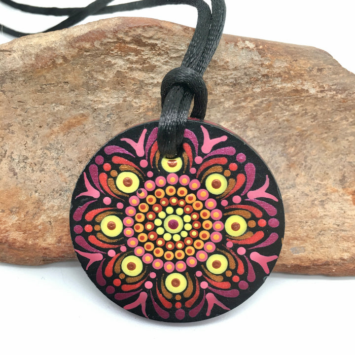 Mandala halsketting in warme kleuren