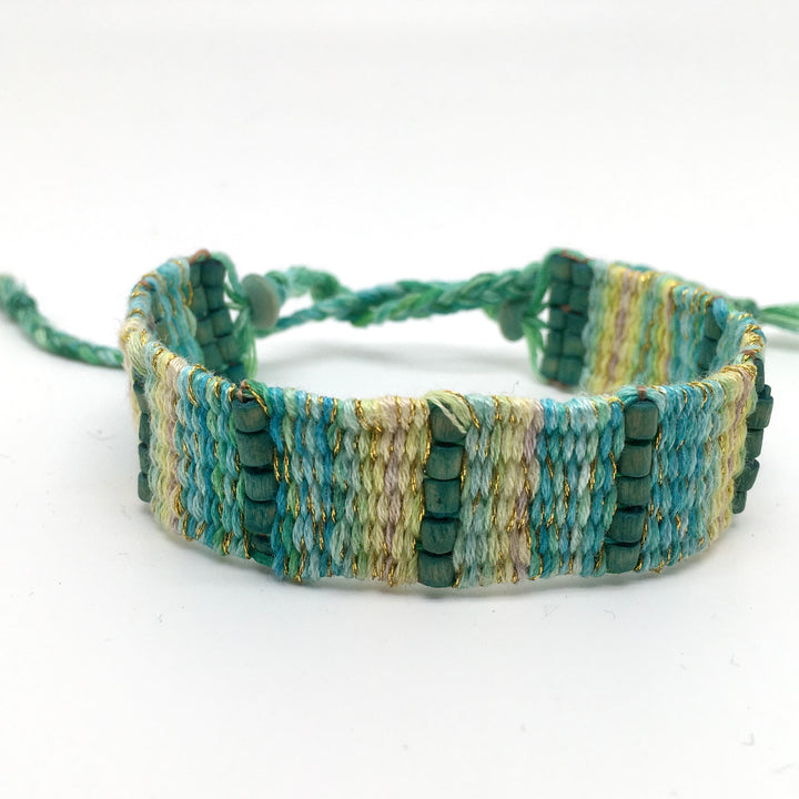 Geweven armband in blauw- en groentinten