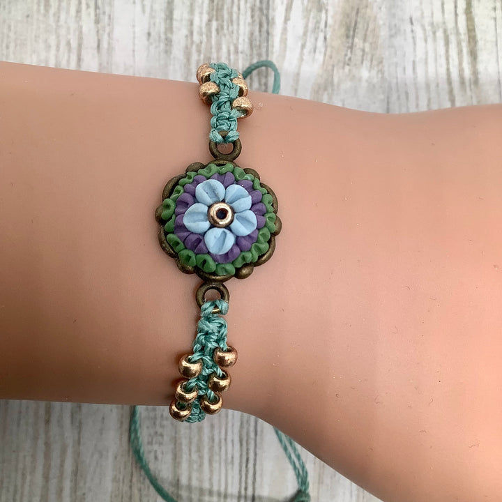 Macrame armband in zeegroen met kleine bloem