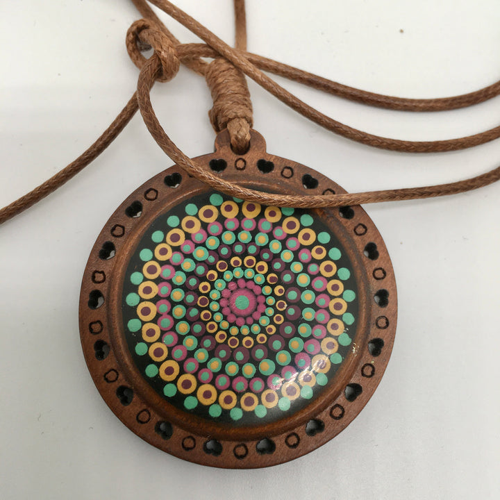 Leren ketting met houten hanger met mandala