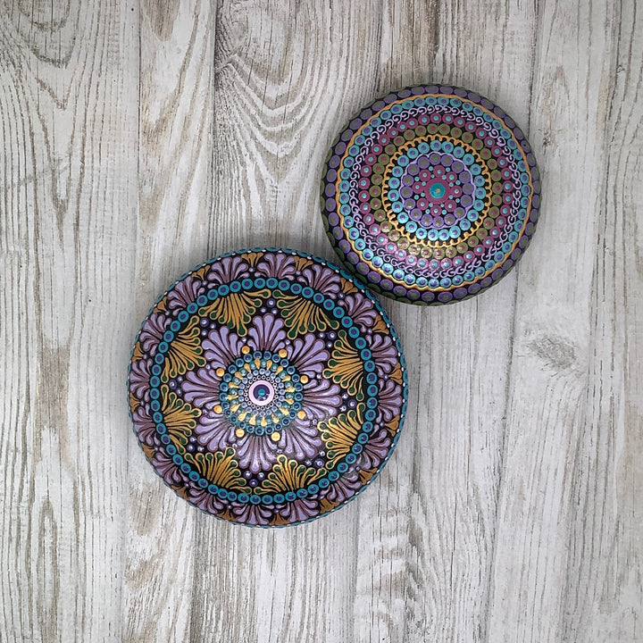 Decoratieve Steen Mandala Swooshes in roze en goud