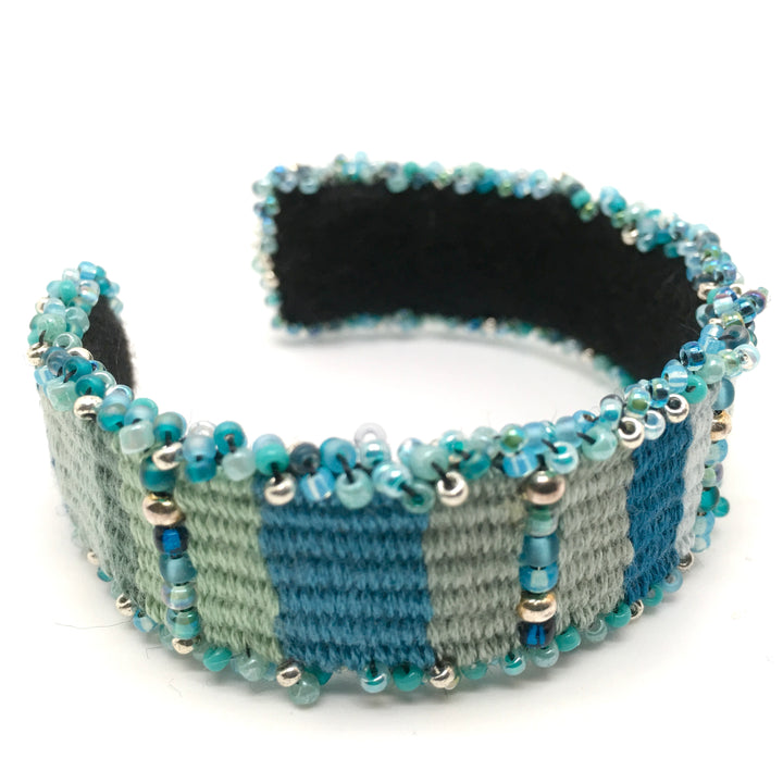 Geweven cuff armband in blauw en groen
