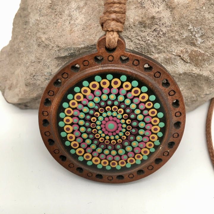 Leren ketting met houten hanger met mandala