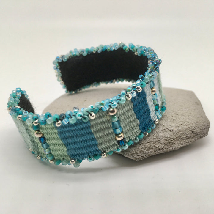 Geweven cuff armband in blauw en groen