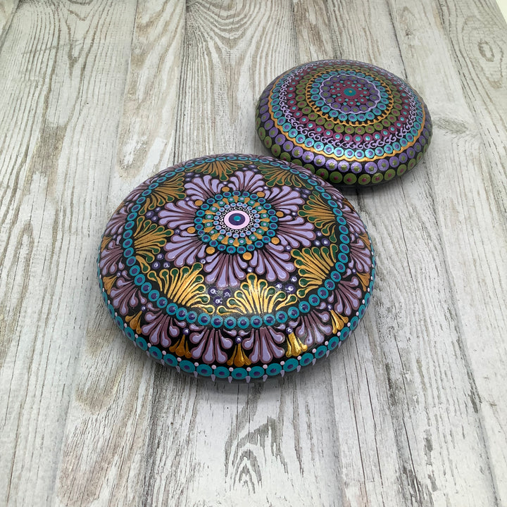 Decoratieve Steen Mandala Swooshes in roze en goud