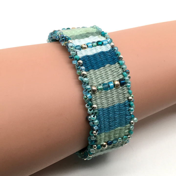 Geweven cuff armband in blauw en groen