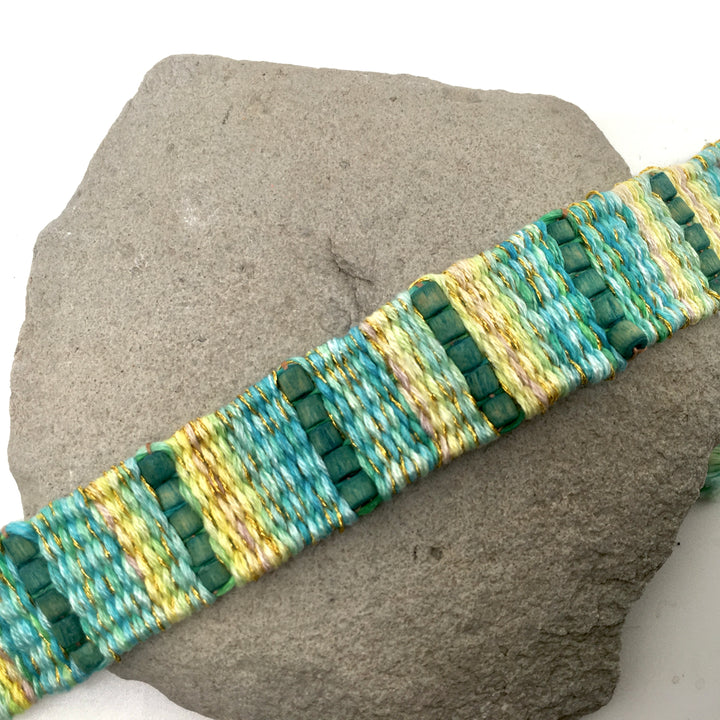 Geweven armband in blauw- en groentinten