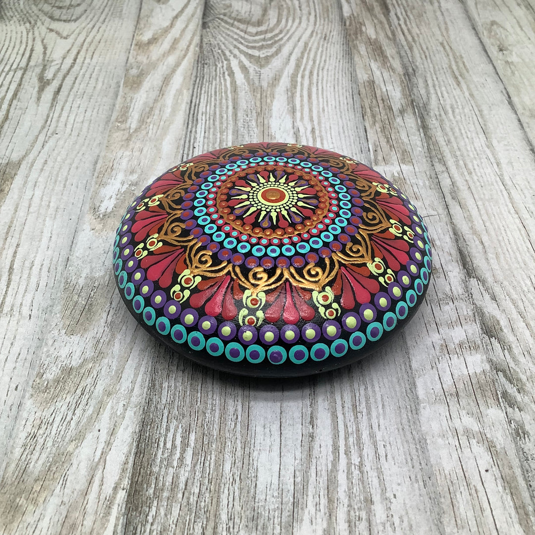 Mandala Steen in roze, paars, blauw en goud