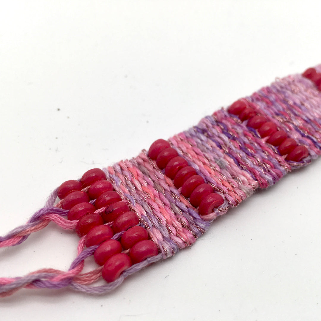 Geweven armband in verschillende roze en lavendel tinten