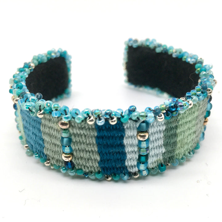 Geweven cuff armband in blauw en groen
