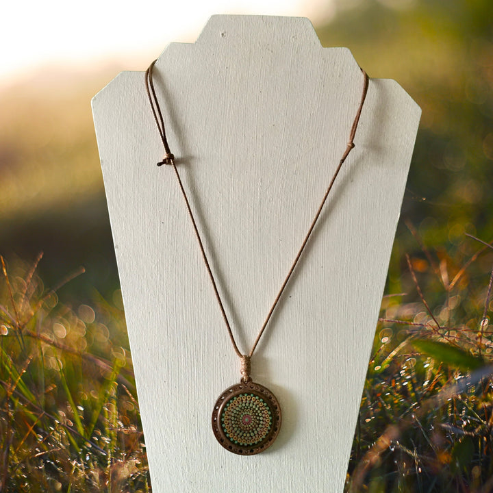 Leren ketting met houten hanger met mandala