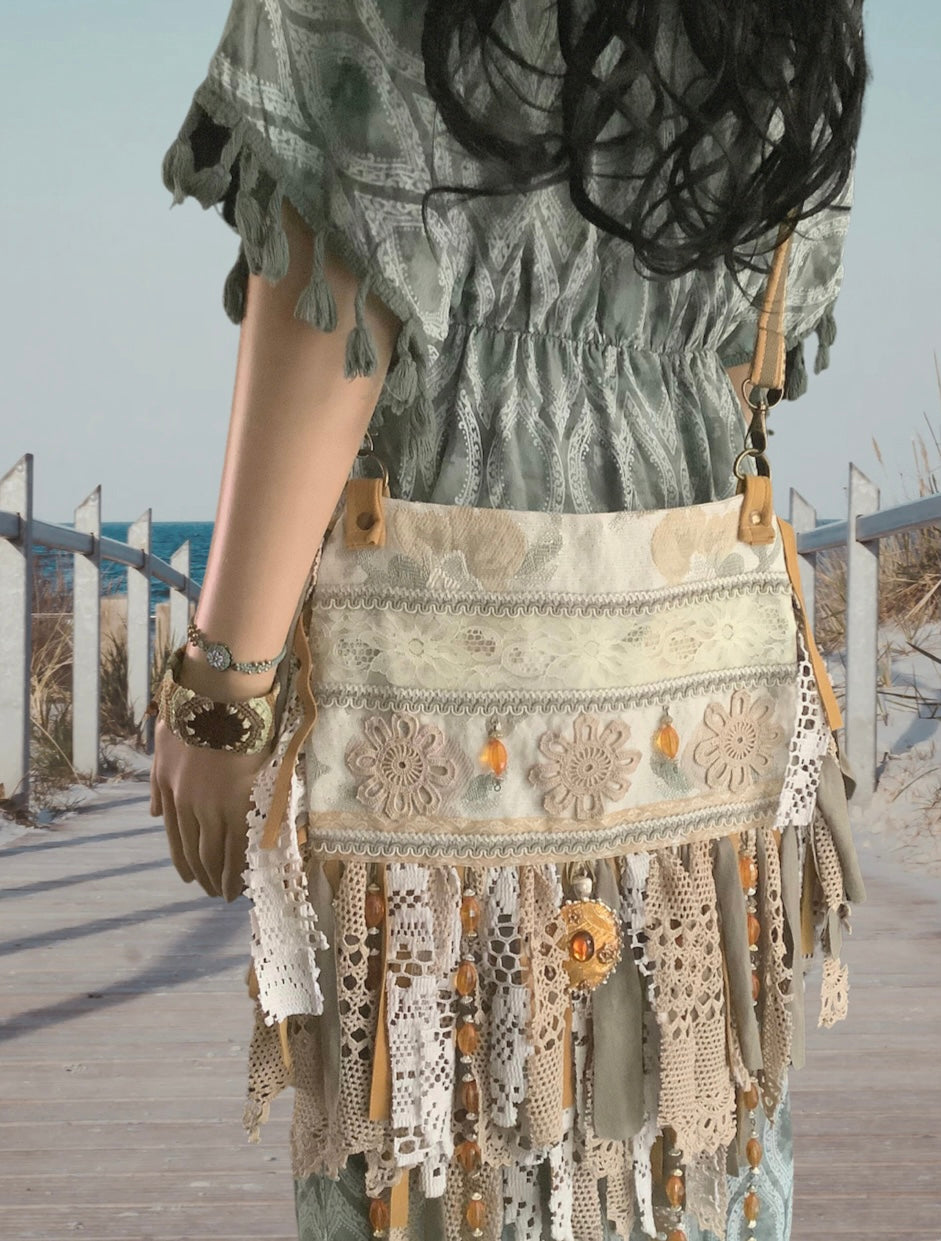 Boho Gobelin tas met franje in zacht groen en beige - een meesterwerk in boheemse stijl!