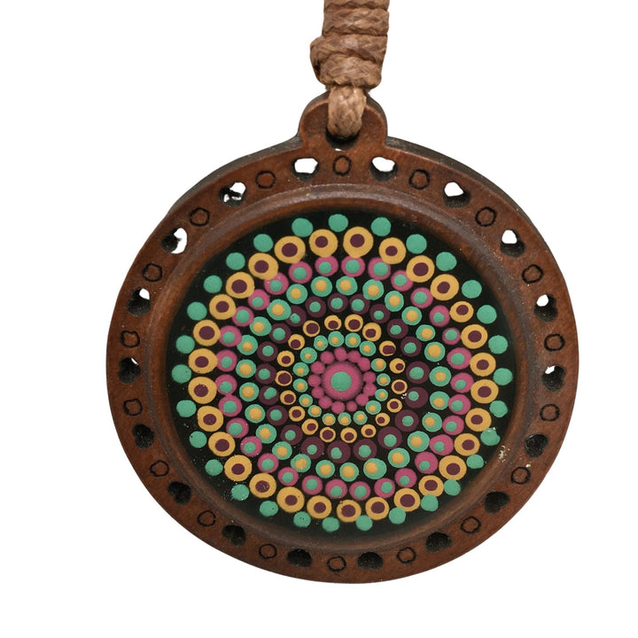 Leren ketting met houten hanger met mandala
