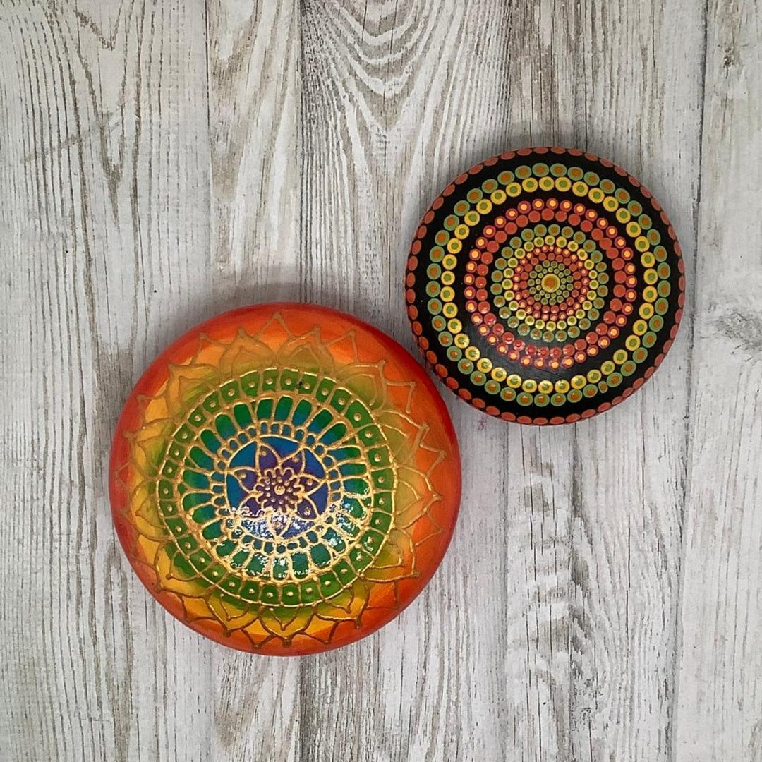Meditatiesteen in kleurrijke mandala-stijl, met zorg handgemaakt van sterk gips, 10 cm in diameter.