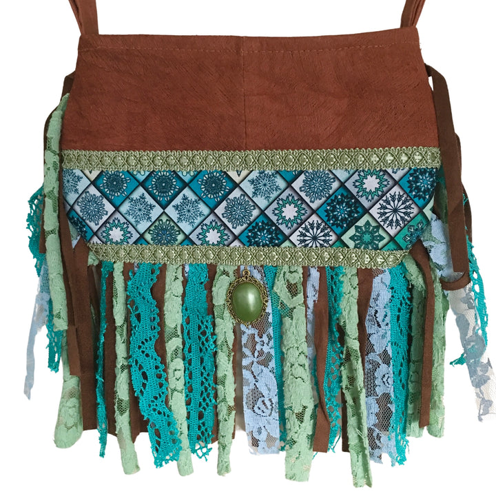 boomschorsstof telefoontasje met sage en blauwe franjes en mandala print boho handgemaakt uniek