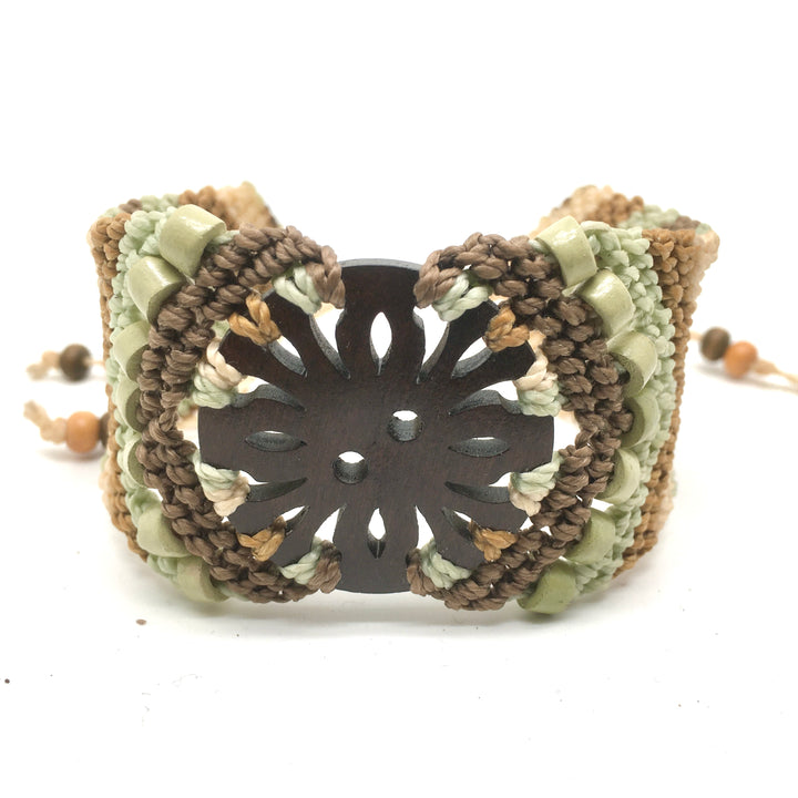 Macrame cuff armband in zacht groen, bruin en ecru