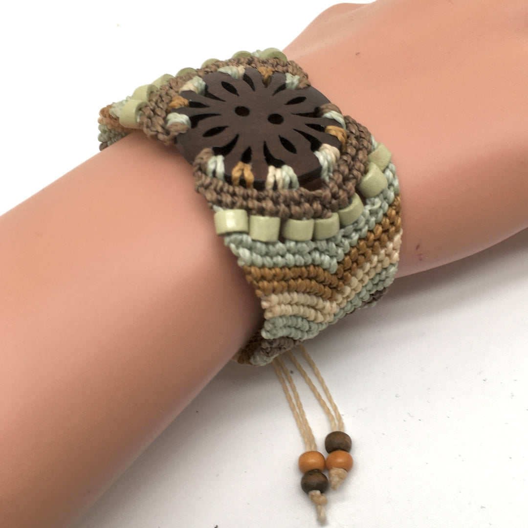 Macrame cuff armband in zacht groen, bruin en ecru