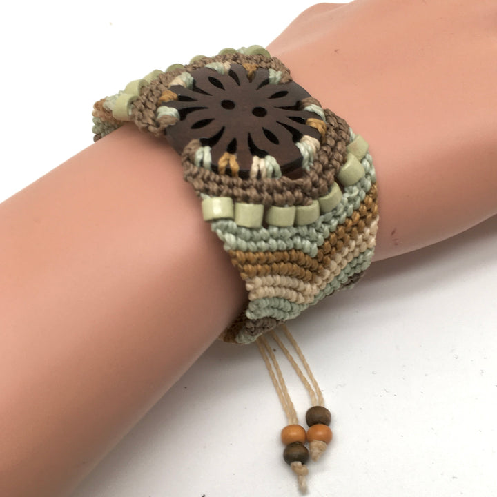Macrame cuff armband in zacht groen, bruin en ecru