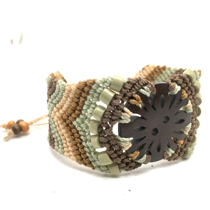 Macrame cuff armband in zacht groen, bruin en ecru