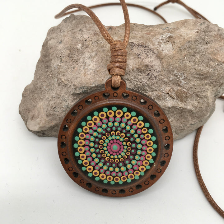 Leren ketting met houten hanger met mandala