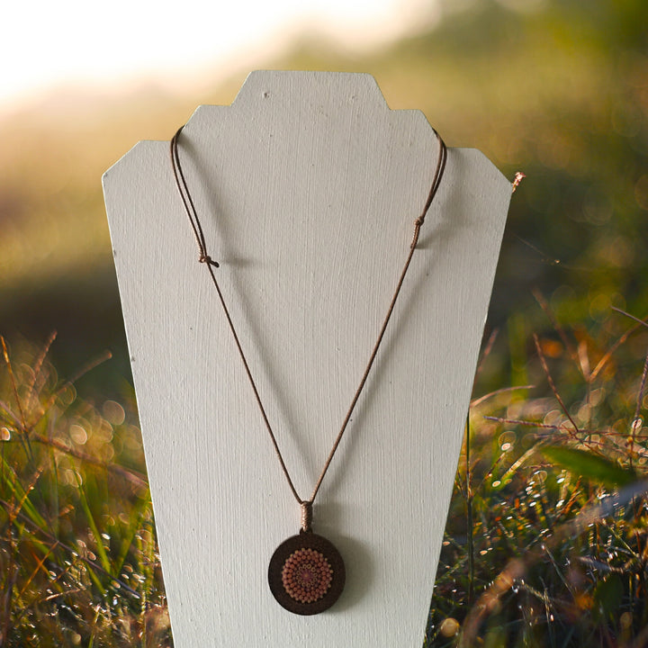 Ketting van leer met houten mandala hanger