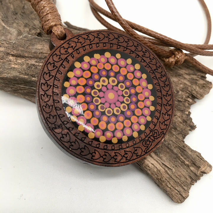 Ketting van leer met houten mandala hanger