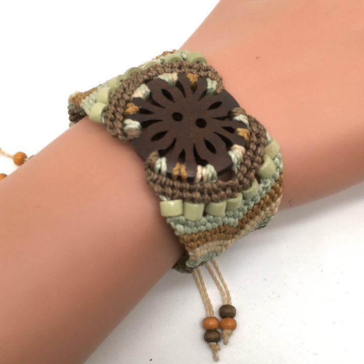 Macrame cuff armband in zacht groen, bruin en ecru