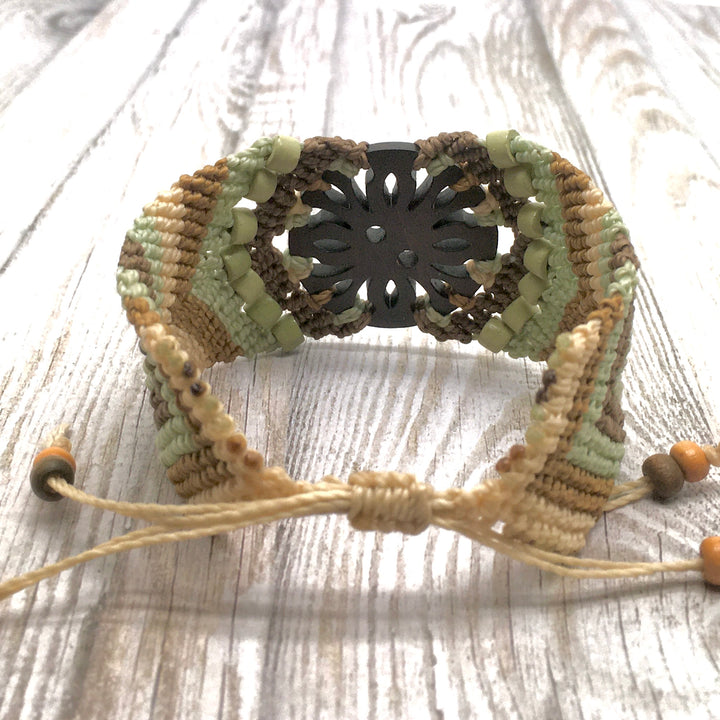 Macrame cuff armband in zacht groen, bruin en ecru
