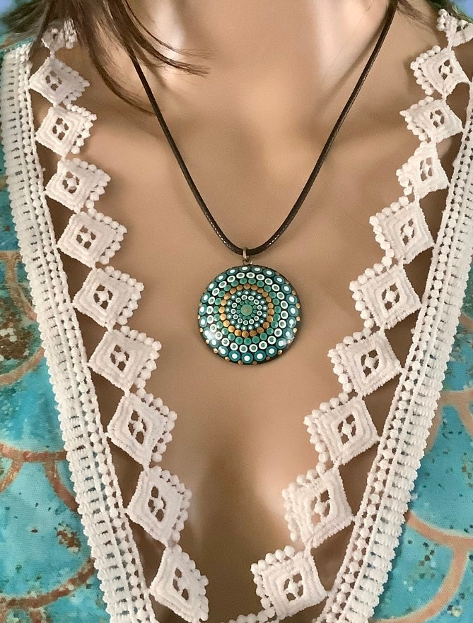 Mandala ketting in petrolkleur, wit en goud