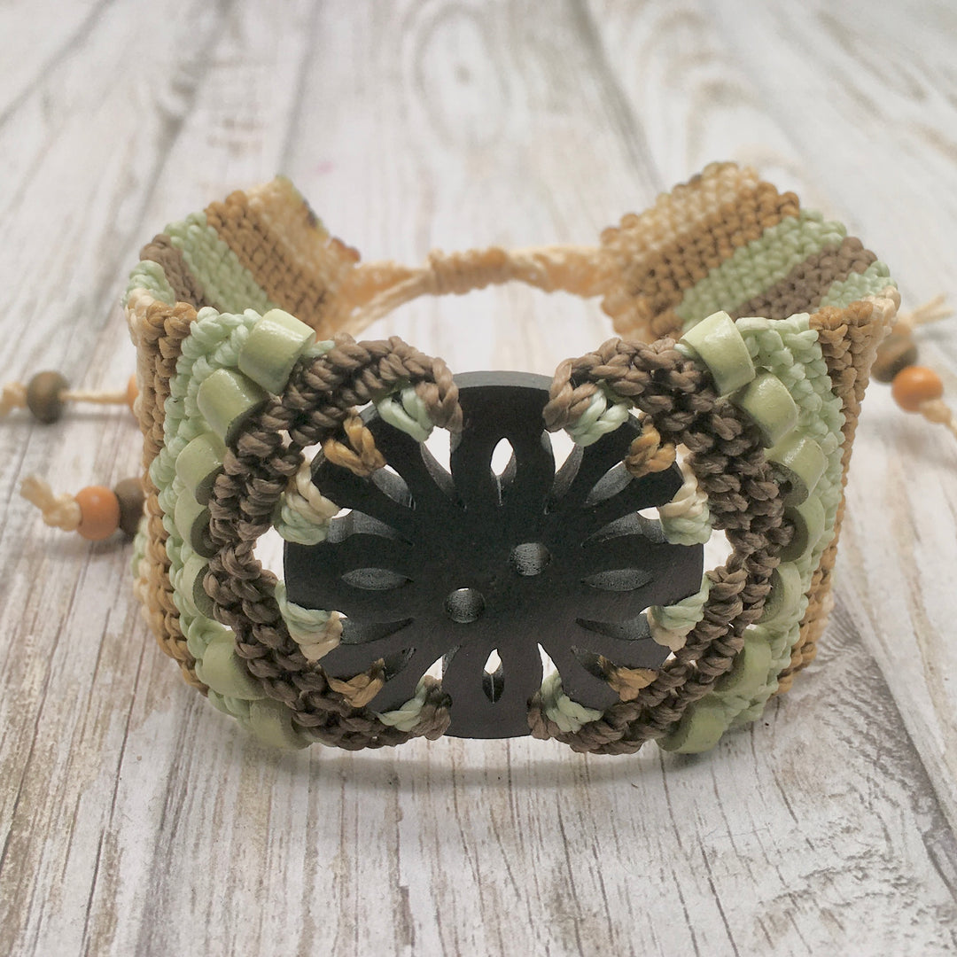 Macrame cuff armband in zacht groen, bruin en ecru