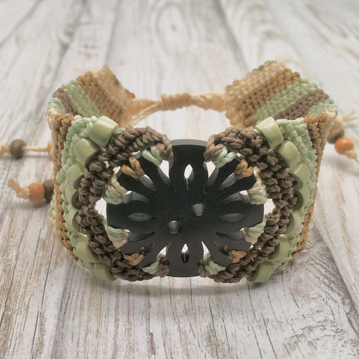 Macrame cuff armband in zacht groen, bruin en ecru