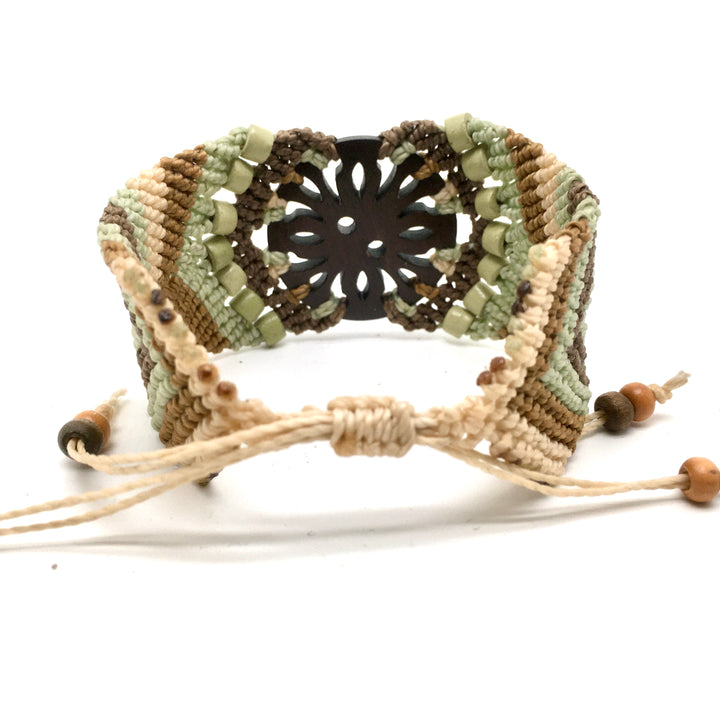 Macrame cuff armband in zacht groen, bruin en ecru