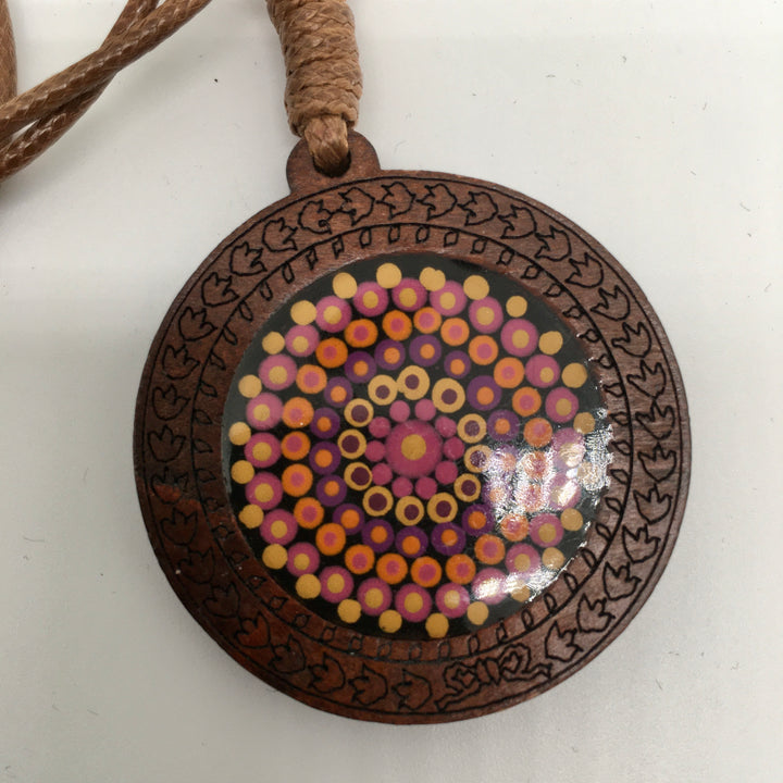 Ketting van leer met houten mandala hanger