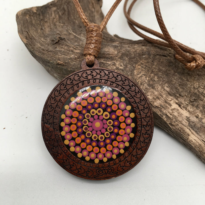 Ketting van leer met houten mandala hanger