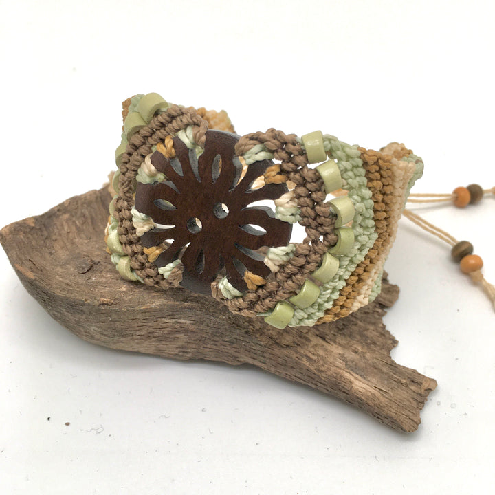 Macrame cuff armband in zacht groen, bruin en ecru