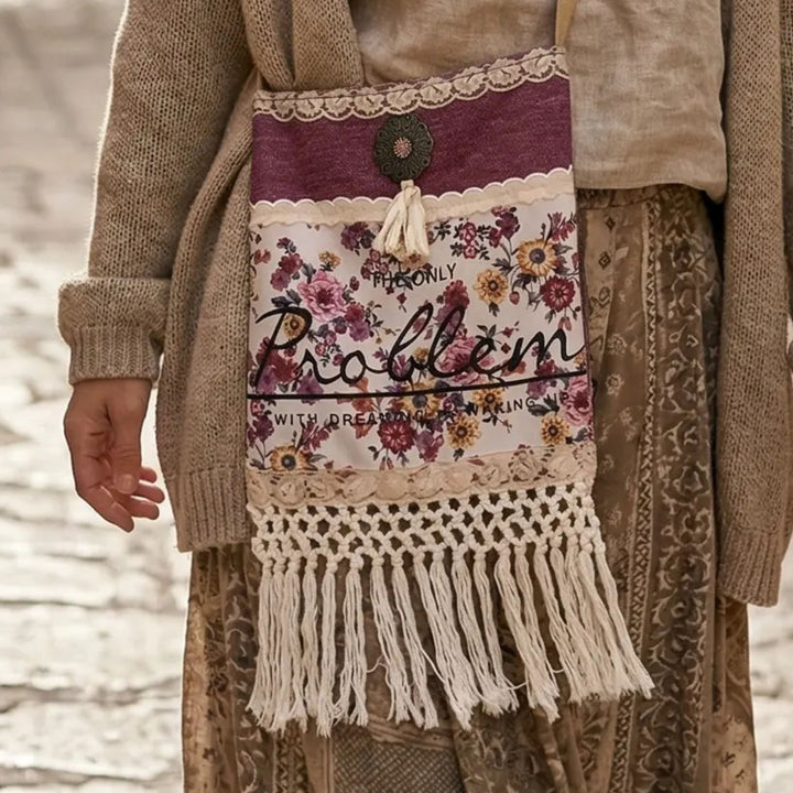Bohemian crossbody tas met bloemenprint, kantdetails en ecru macramé franjes, handgemaakt met natuurlijke materialen en gedragen bij een beige outfit