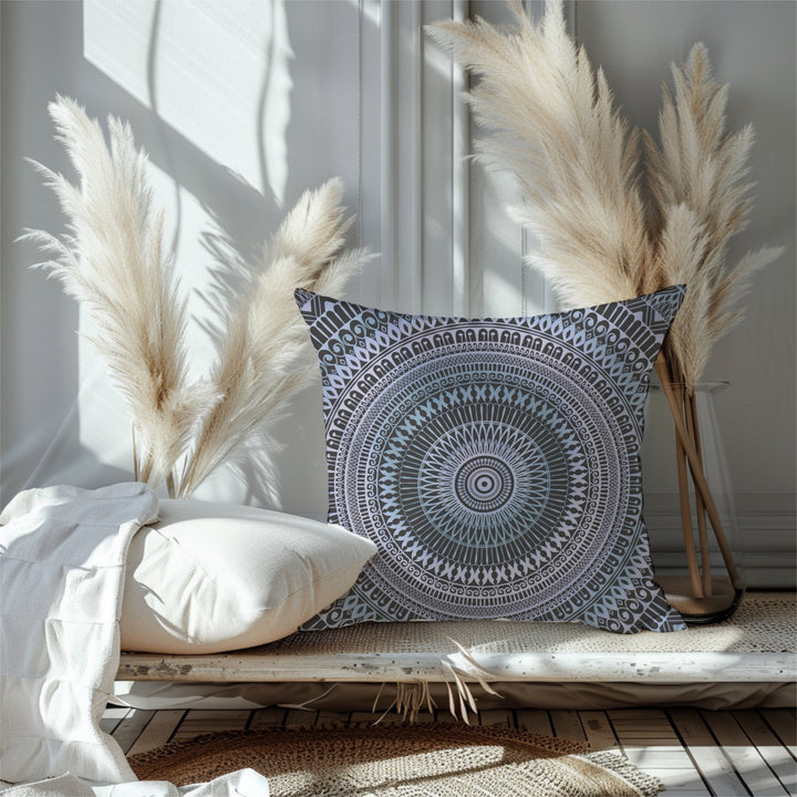 Icy Whispers: Mandala-sierkussen in subtiel roze en blauw