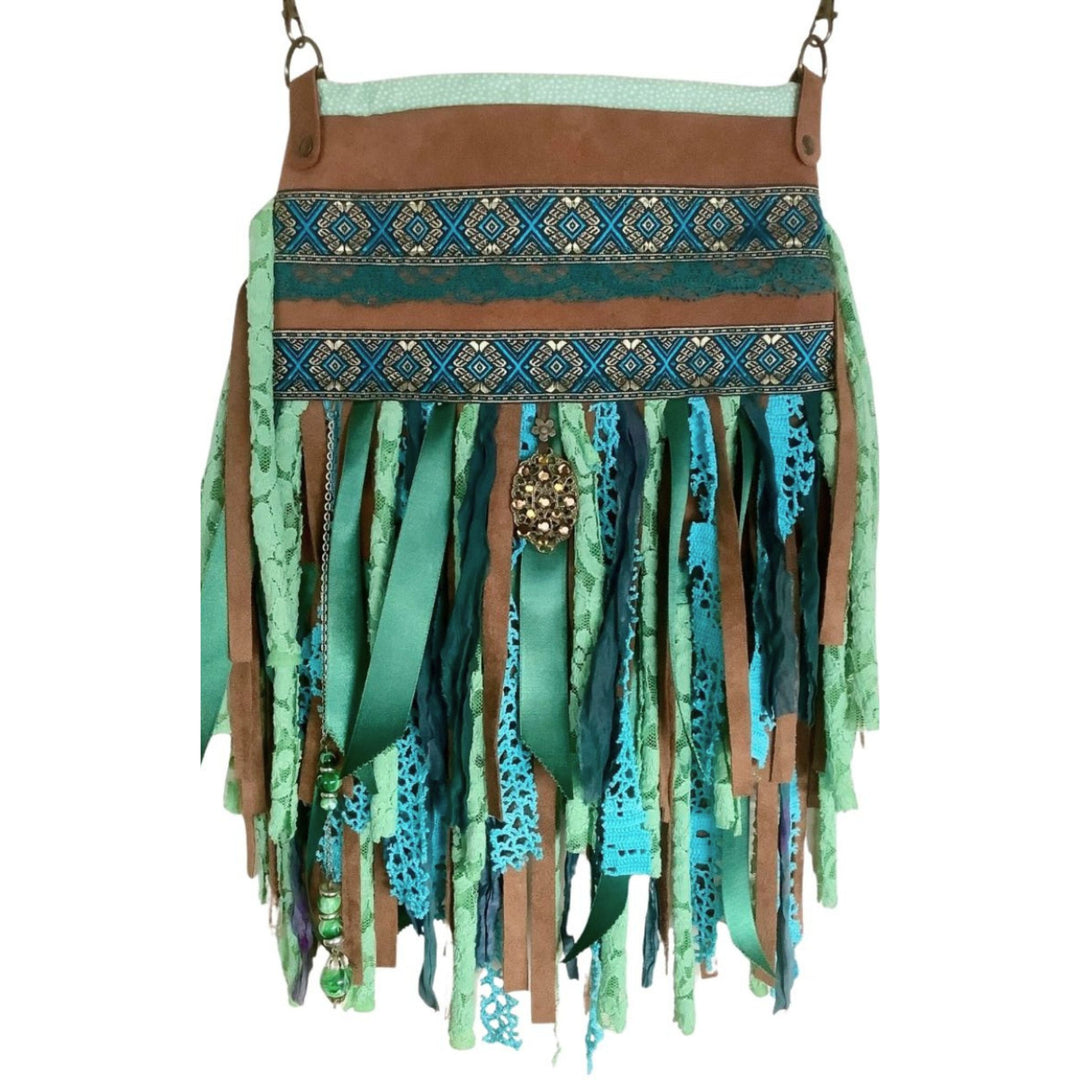 Crossbody tas van gerecycled leer – Turquoise franjes en boho details