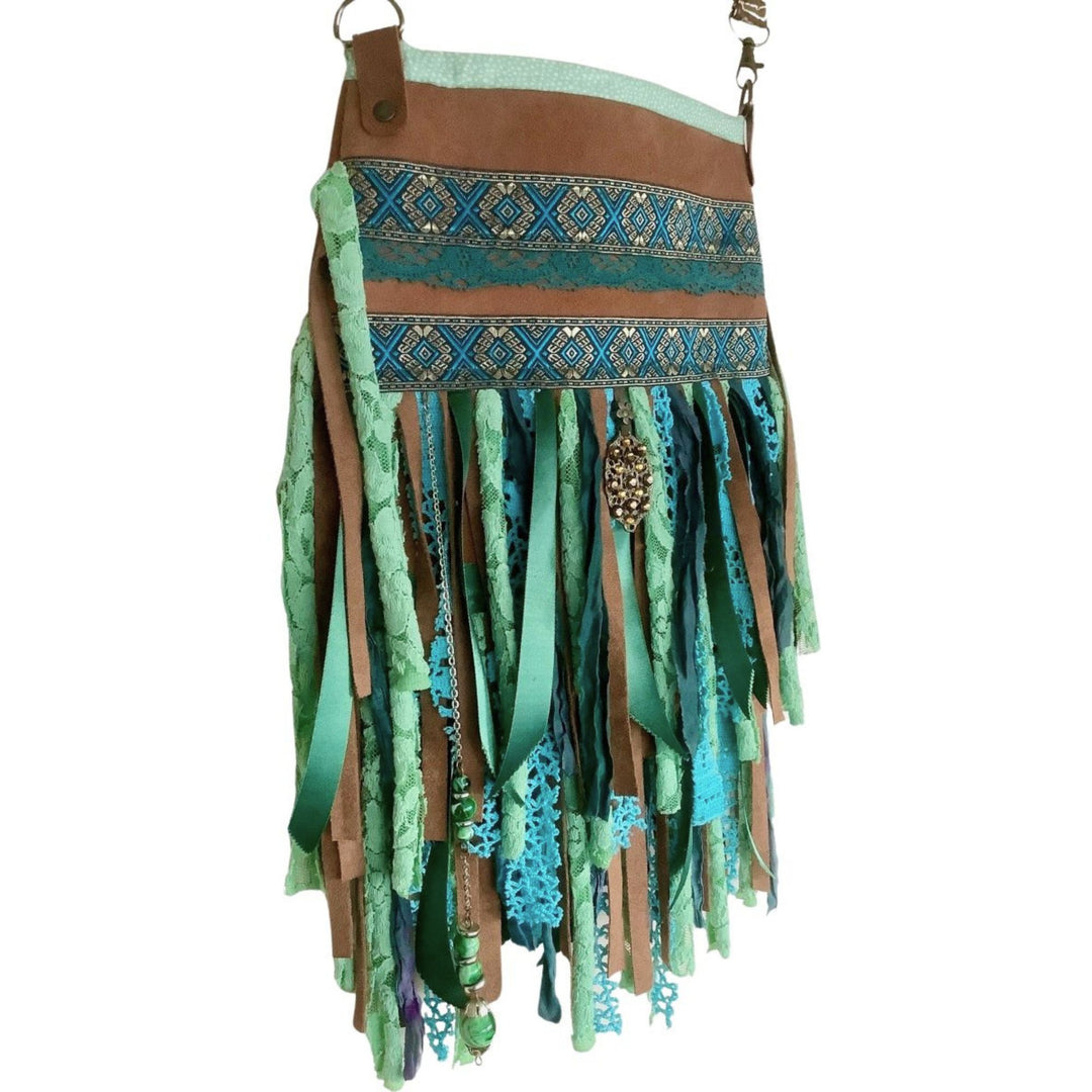Crossbody tas van gerecycled leer – Turquoise franjes en boho details