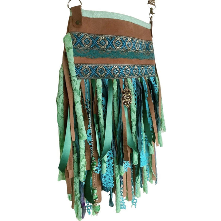 Crossbody tas van gerecycled leer – Turquoise franjes en boho details