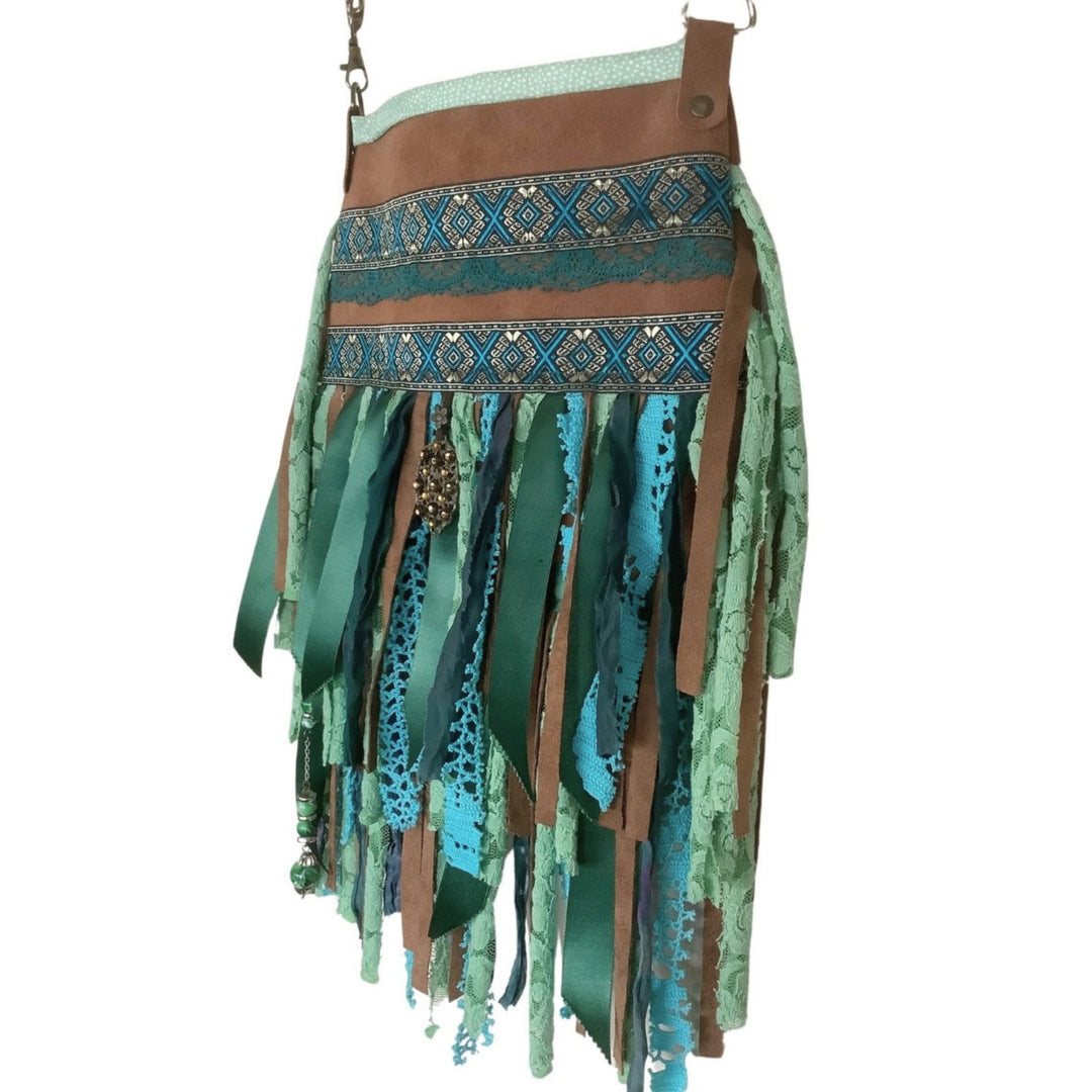 Crossbody tas van gerecycled leer – Turquoise franjes en boho details